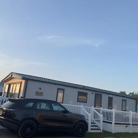 Luxury Hotub Lodge With Lake View At Tattershall Lakes Экстерьер фото