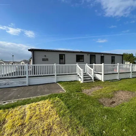 Luxury Hotub Lodge With Lake View At Tattershall Lakes Экстерьер фото