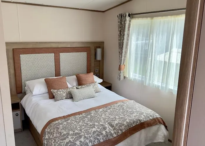 Luxury Hotub Lodge With Lake View At Tattershall Lakes