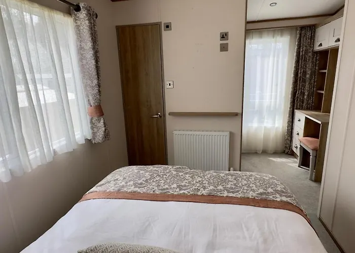 Luxury Hotub Lodge With Lake View At Tattershall Lakes