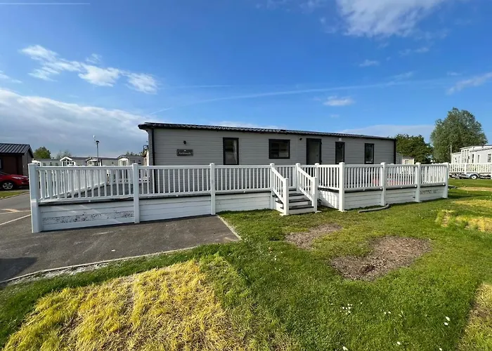 Luxury Hotub Lodge With Lake View At Tattershall Lakes