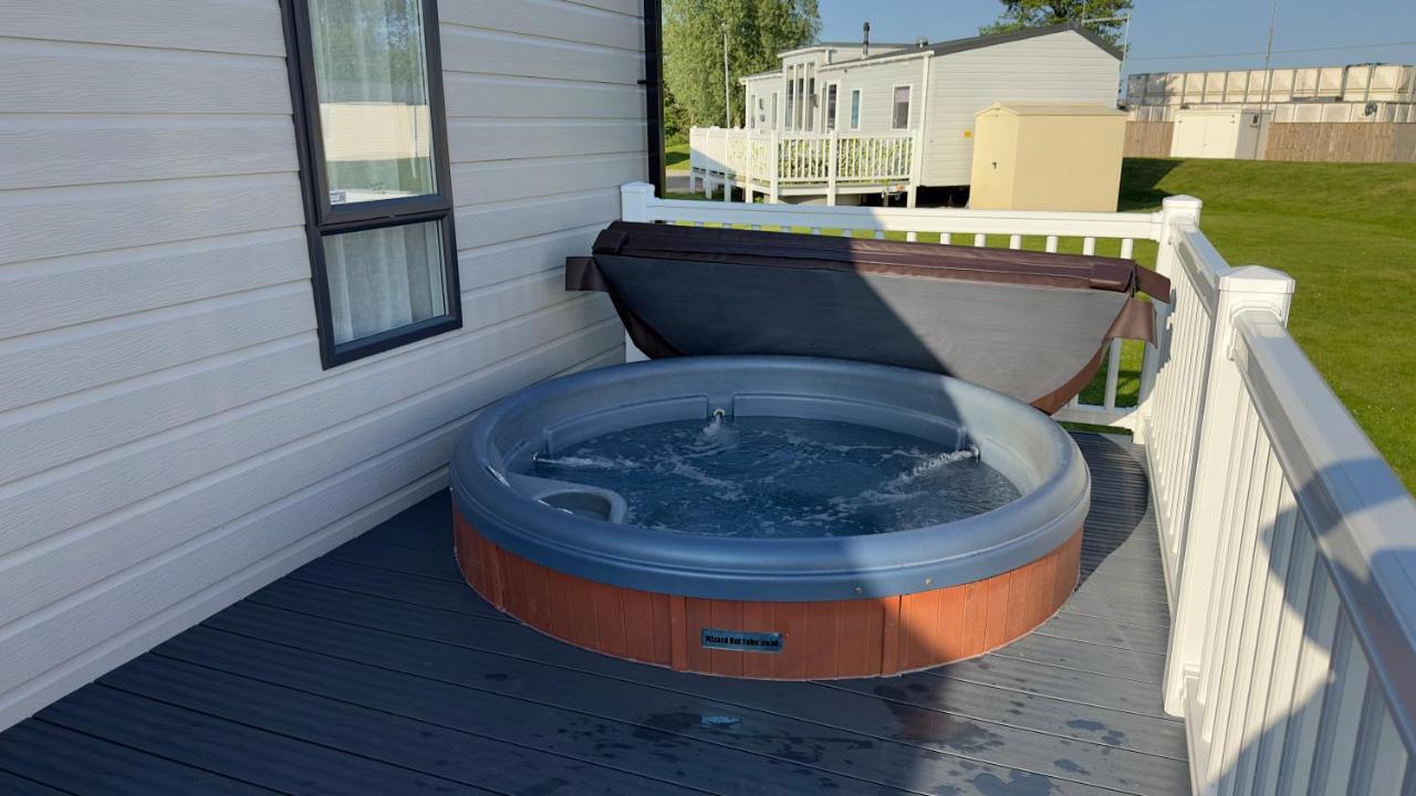 Campsite Luxury Hotub With View At Lakes Tattershall