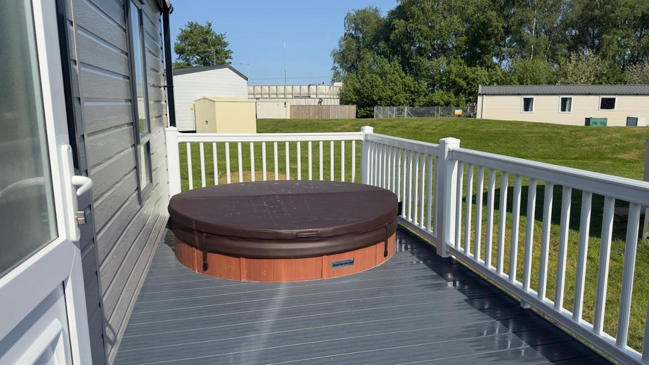 Campsite Luxury Hotub With View At Lakes Tattershall